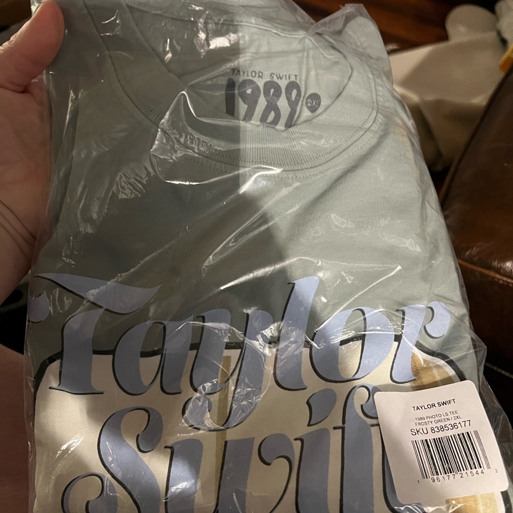 Taylor Swift 1989 Long Sleeve Shirt in a 2XL
